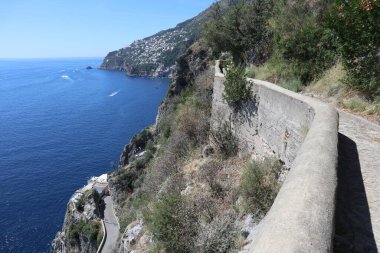 Furore, Campania, İtalya - 5 Eylül 2022: Via Le Porpore 'dan Fiordo di Furore' a inen Salita Pedata 'nın yolu