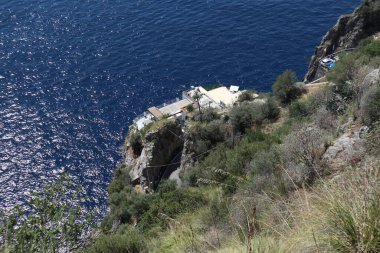 Furore, Campania, İtalya - 5 Eylül 2022: Salita Pedala 'nın yolundan La Locanda del Fiordo Oteli' nin Glimpse 'si