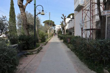 Anacapri, Campania, İtalya - 12 Mart 2022: Köyün sokaklarından görüş