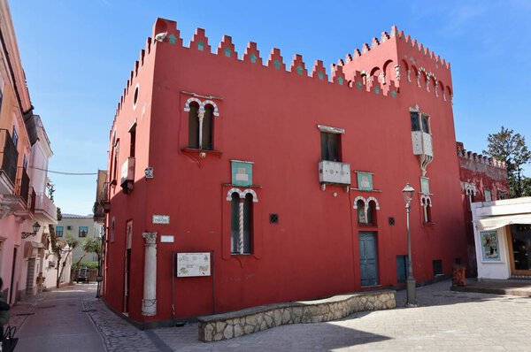 Анакапри, Кампания, Италия - 12 марта 2022 года: Красный дом, построенный американским генералом Джаном Макковеном в конце девятнадцатого века, использовался в качестве музея