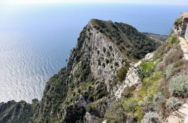 Anacapri, Campania, İtalya - 12 Mart 2022: Monte Solaro 'nun perspektif terasından sahilin panoraması