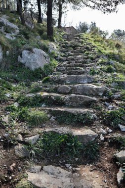 Anacapri, Campania, İtalya - 12 Mart 2022: Kasabadan Monte Solaro 'nun tepesine tırmanan yaya yolunun bir bölümü