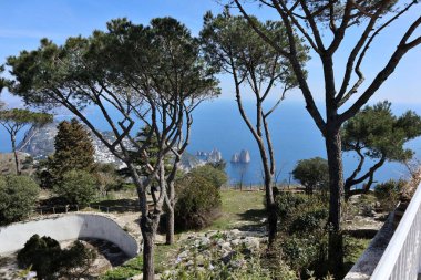 Anacapri, Campania, İtalya - 12 Mart 2022: Monte Solaro 'nun bakış açısından faraglioni' nin panoramik görüşü
