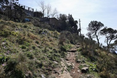Anacapri, Campania, İtalya - 12 Mart 2022: Kasabadan Monte Solaro 'nun tepesine tırmanan yaya yolunun bir bölümü