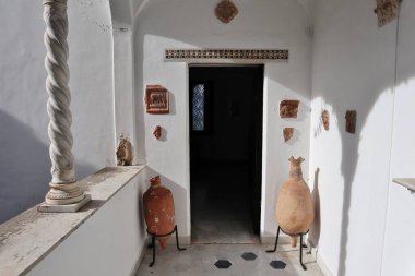 Anacapri, Campania, İtalya - 12 Mart 2022: Villa San Michele 'nin iç avlusu, İsveçli doktor Axel Munthe' nin ikamet yeri.