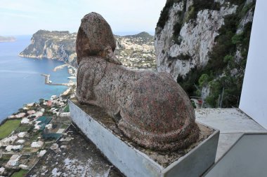 Anacapri, Campania, İtalya - 12 Mart 2022: Villa San Michele Sfenksinin atari salonundan Panorama