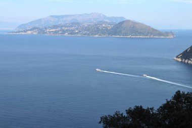 Anacapri, Campania, İtalya - 12 Mart 2022: Villa San Michele Sfenksinin atari salonundan Panorama
