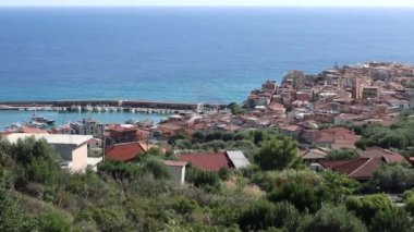 Camerota, Campania, İtalya - 18 Eylül 2022: 66 il yolundan Marina di Camerota köyüne genel bakış