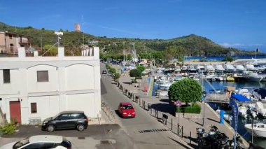 Camerota, Campania, İtalya - 18 Eylül 2022: Lungomare Trieste 'nin terasından turist limanına bakış