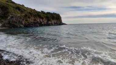 Camerota, Campania, İtalya - 19 Eylül 2022: Özgür Lentiscelle plajından körfeze bakış