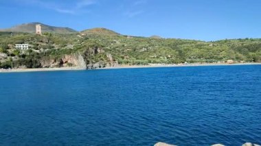 Camerota, Campania, İtalya - 18 Eylül 2022: Dalgakıran iskelesinden turizm limanına genel bakış