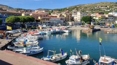 Camerota, Campania, İtalya - 18 Eylül 2022: Dalgakıran iskelesinden turizm limanına genel bakış