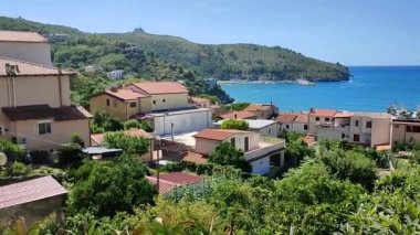 Palinuro, Campania, İtalya - 18 Eylül 2022: Santa Caterina barının terasından köy manzarası