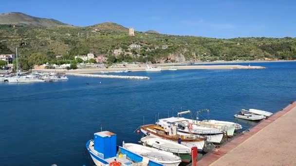 イタリアのカンパニア州カメロータ 2022年9月18日 防波堤からの観光港の概要 — ストック動画