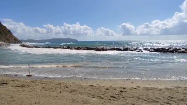Palinuro, Campania, İtalya - 18 Eylül 2022: Baia del Silenzio tatil beldesinin dalgalı uçurumunda dalgalanan dalgalar