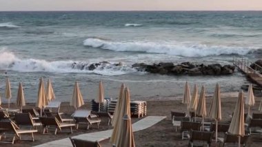Palinuro, Campania, İtalya - 18 Eylül 2022: Baia del Silenzio tatil beldesinin dalgalı uçurumunda dalgalanan dalgalar