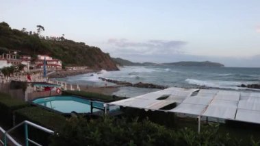 Palinuro, Campania, İtalya - 18 Eylül 2022: Gün batımında Baia del Silenzio tatil beldesinin hızlandırılmış filmi