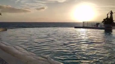 Palinuro, Campania, İtalya - 18 Eylül 2022: Baia del Silenzio tatil beldesinin sonsuz havuzundan günbatımı manzarası