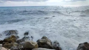 Palinuro, Campania, İtalya - 18 Eylül 2022: Baia del Silenzio tatil beldesinin dalgalı uçurumunda dalgalanan dalgalar