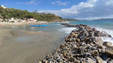 Palinuro, Campania, İtalya - 18 Eylül 2022: Baia del Silenzio tatil beldesinin dalgalı uçurumunda dalgalanan dalgalar