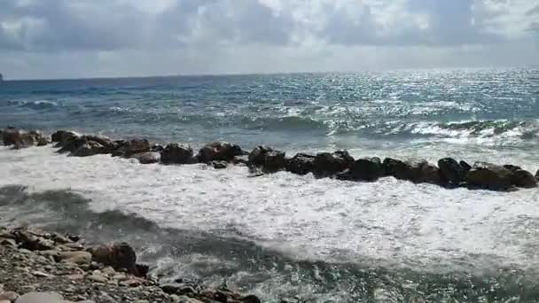 意大利坎帕尼亚帕利努罗 2022年9月18日 汹涌的海浪冲破了巴亚德尔西伦齐奥度假胜地的防波堤悬崖 — 图库视频影像