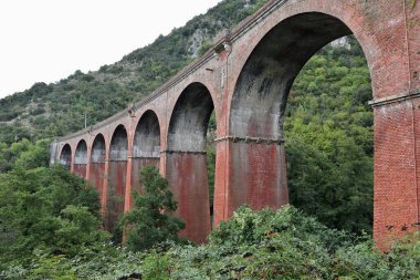 San Severino, Campania, İtalya - 18 Eylül 2022: Faşist dönemde inşa edilen Mingardo Nehri üzerindeki demiryolu köprüsü
