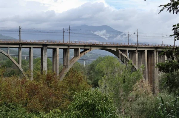 意大利坎帕尼亚圣塞韦里诺 2022年9月18日 Mingardo河上的铁路桥 — 图库照片