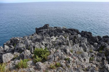 Camerota, Campania, İtalya - 19 Eylül 2022: Baia Lentiscelle ile Baia Fortuna arasındaki uçurum Torre Zancale 'de görüldü