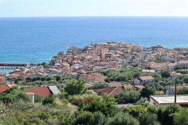 Marina di Camerota, Campania, İtalya - 18 Eylül 2022: 66 il yolundan köy panoraması