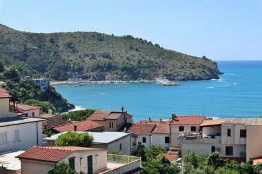 Palinuro, Campania, İtalya - 18 Eylül 2022: Santa Caterina barının terasından köy panoraması