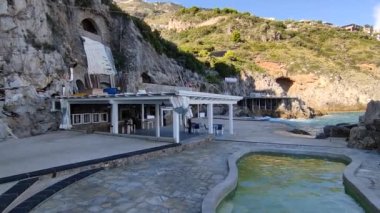 Conca dei Marini, Campania, İtalya - 1 Ekim 2022: Lido Capo di Conca 'dan Amalfi kıyıları