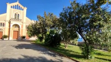 Conca dei Marini, Campania, İtalya - 1 Ekim 2022: San Pancrazy Martire Kilisesi 'nin kilise avlusundan genel bakış