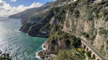 Conca dei Marini, Campania, İtalya - 1 Ekim 2022: Punta Vreca 'nın bakış açısından kıyı manzarası
