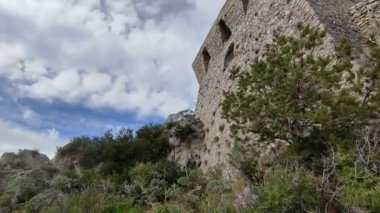 Conca dei Marini, Campania, İtalya - 1 Ekim 2022: Capo di Conca 'nın Saracen kulesi tarafından karakterize edilen Amalfi kıyılarının bir bölümü