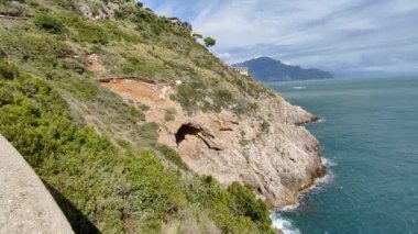 Conca dei Marini, Campania, İtalya - 1 Ekim 2022: Capo di Conca 'nın Saracen kulesi tarafından karakterize edilen Amalfi kıyılarının bir bölümü