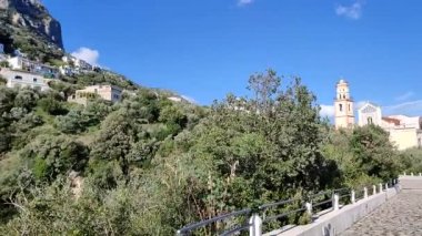 Conca dei Marini, Campania, İtalya - 1 Ekim 2022: Punta Vreca 'nın bakış açısından kıyı manzarası