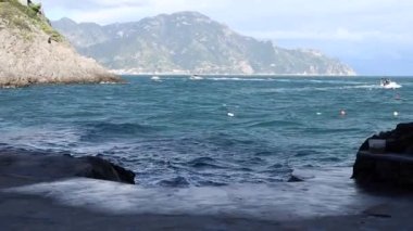 Conca dei Marini, Campania, Italia  1 ottobre 2022: Scorcio della costiera amalfitana dal Lido Capo di Conca