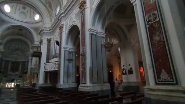 イタリア カンパニア州みのり 2022年10月2日 サンタ トロフィメナの18世紀の大聖堂の内部概要 — ストック動画