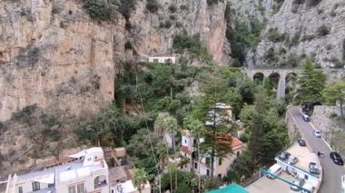 Praiano, Campania, İtalya - 1 Ekim 2022: Sahil yolundan Marina di Praia 'ya bakış