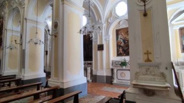 Praiano, Campania, İtalya - 2 Ekim 2022: 16. yüzyıl San Luca Evangelista Kilisesi 'nin iç görünümü