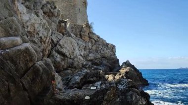Praiano, Campania, İtalya - 2 Ekim 2022 Torre Grado 'nun küçük körfezinden sahile genel bakış