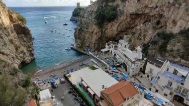 Praiano, Campania, İtalya - 1 Ekim 2022: Sahil yolundan Marina di Praia 'ya bakış