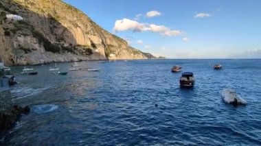 Praiano, Campania, İtalya - 1 Ekim 2022 Liman yolundan Marina di Praia Körfezi