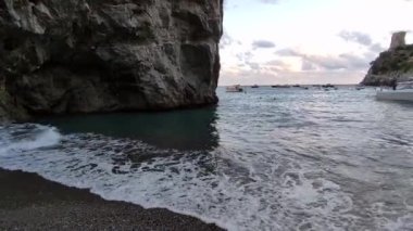 Praiano, Campania, İtalya - 1 Ekim 2022: Plajdan Marina di Praia 'ya bakış