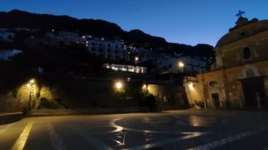 Praiano, Campania, İtalya - 1 Ekim 2022: Sabah erken saatlerde San Gennaro Kilisesi 'nin kilise avlusundan köy genel görünümü