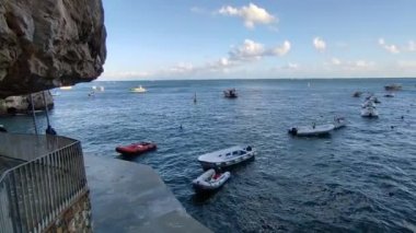 Praiano, Campania, İtalya - 1 Ekim 2022 Liman yolundan Marina di Praia Körfezi
