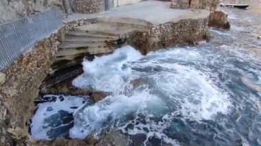 Praiano, Campania, İtalya - 1 Ekim 2022 Liman yolundan Marina di Praia Körfezi