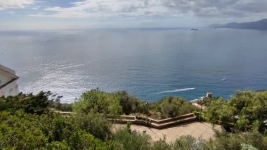 Praiano, Campania, İtalya - 2 Ekim 2022: Tanrıların Yolu yakınlarındaki Via Costantinopoli 'den kıyı manzarası