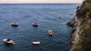 Praiano, Campania, İtalya - 1 Ekim 2022 Liman yolundan Marina di Praia Körfezi