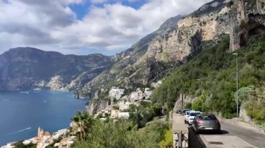 Praiano, Campania, İtalya - 2 Ekim 2022: Tanrıların Yolu yakınlarındaki Via Costantinopoli 'den kıyı manzarası